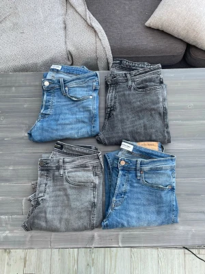 Jack & Jones Jeans bundle - Tjenare, säljer 4 st jack & jones jeans som alla i princip är i nyskick förutom ett par gråa som har en liten slitning ovanför bakfickan. 1. Slim / Glenn 29/32 2. Slim / Glenn 30/32 3.  Regular / Clark 29/32 4. Slim / Glenn 29/34 Alla jeans kostar 200kr st förutom de ljus gråa som endast kostar 150kr😇 Eller köp alla för 500kr🤩
