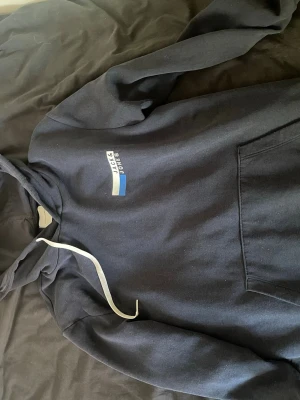 Jack & Jones hoodie - Jack & Jones hoodie i mycket bra skick. Har både vita snören som är tillköpta och de blåa orginalet kan skicka med vilket av dom vid behov eller båda. Skriv gärna innan ni köper. Kan fixa mått vid behov annars mycket bra skick. Storleken är okänd men tror den är Nånstans runt M/L eftersom den passar mig som är 183cm.