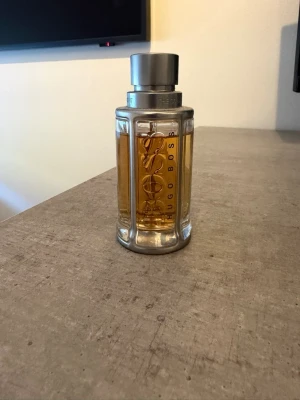 Hugo Boss the scent 50 ml - Säljer Hugo Boss the scent 50 ml. Se bild för mängd kvar.