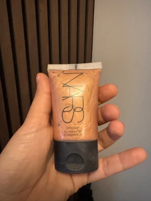 Nars illuminator blush highlight  - I den populära färgen ”orgasm” en illuminator som kan användas som flytande blush eller som highlighter. Använd 4-5 gånger. Väldigt dryg 