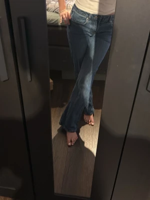 Mörkblåa jeans - Skitsnygga jeans som tyvärr blivit för små men dem har inga defekter, dem är typ mid waist till low waist. Dem är från lager 157. 