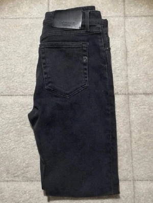 Svarta jeans från Dondup - Snygga svarta jeans från Dondup med klassisk femficksdesign och läderpatch med logga bak i midjan. Jeansen har en smal passform och är tillverkade i ett mjukt denimtyg som ger en stilren look.