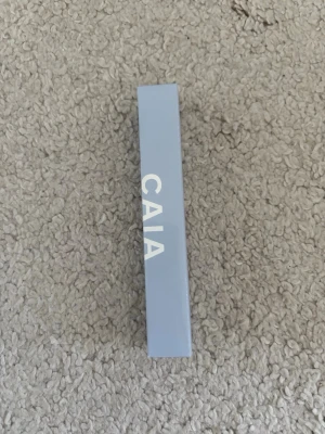 Oöppnad CAIA Waterproof Mascara - Snygg mascara från CAIA i en stilren ljusgrå förpackning med vit text. Denna mascara är vattenfast och passar perfekt för dig som vill ha långa och definierade fransar som håller hela dagen. Enkel att applicera och ger ett naturligt resultat. Nypris: 275kr