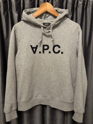 A.P.C hoodie  - APC hoodie - skick 8/10, fint skick! - storlek XS - väldigt snygg och eftertraktad hoodie, extra fet med A som är upp- och nedvänt - svåra att få tag på här på secondhand marknaden, nypris 2400kr - hör av er vid frågor🤝