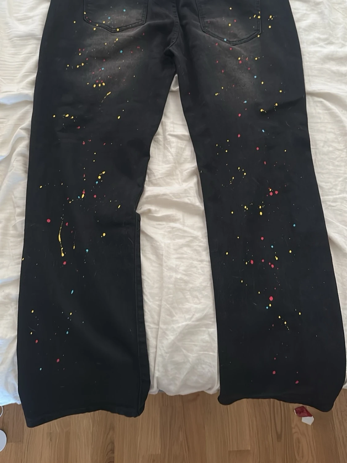 Svarta jeans med färgstänk - 1