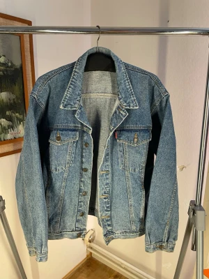 Jeans Jacka - Jätte fräsch Jeans Jacka i gott skick utan några tecken på användning! Passar storlek M-L