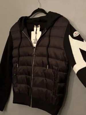 Moncler cardigan - Ny och oanvänd. Inga hål, fläckar eller liknande. fraktar inom 24h