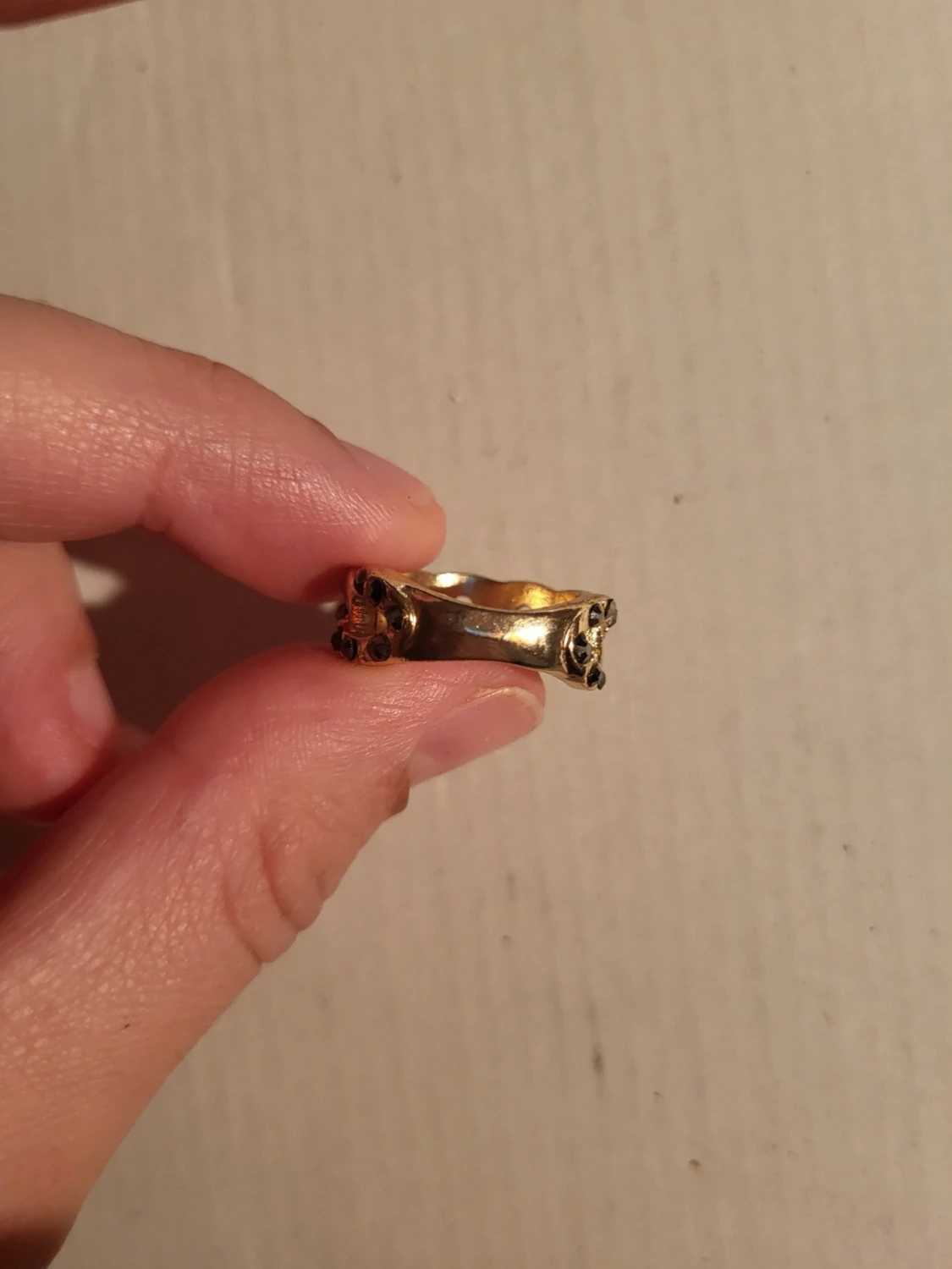 Gold coloured ring - 5