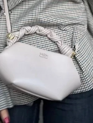 ganni bou väska - beige ganni väska i modellen bou. jättefint skick!!