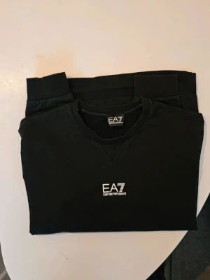 Svart EA7 sweatshirt från Emporio Armani - Gott skick storlek S