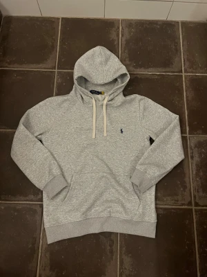 Ralph lauren hoodie - storlek M Tveka inte med att ställa frågor!        Pris kan diskuteras.