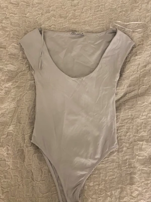 Uringad body  - Jättefin body från Zara som blivit smått missfärgad när jag tvättade den med ett mörkt plagg, därav inte lika kritvitt som innan 
