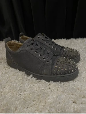Christian Louboutin  - Säljer nu dessa tvär feta Loubs perfekta inför sommaren. Självklart äkta, super bra skick. Dustbag ingår. Hör av er vid funderingar! Storlek 43 1/2 men sitter som 43.