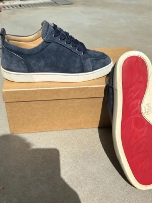 Christian Louboutin skor - Säljer ett par super snygga och unika Christian louboutin skor. Modellen heter Rantulow. Skick 8,5/10. Har verkligen tagit hand om dom och inga defekter eller sådant. Stor 40 storlek så sitter som 41. Box och dustbag kommer med vid köpet. Skriv för frågar eller fler bilder. 