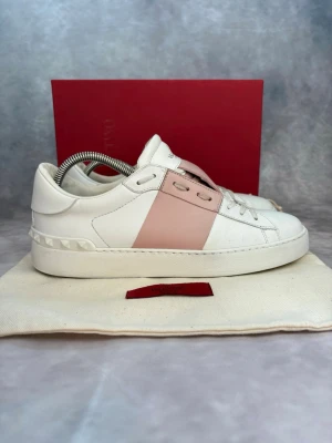 Rosa Valentino Open Skor - Stl 40 - Fina Valentino skor i Rosa, perfekt till våren och sommaren! 😮‍💨🏖️ | Mycket bra skick: 9,2/10 | Storlek: 40  | Ingår: Skorna, Skoboxen, Dustbag | Nypris: Ca 5500kr | Självklart äkta. Hör av dig vid frågor // Galgen 🫡