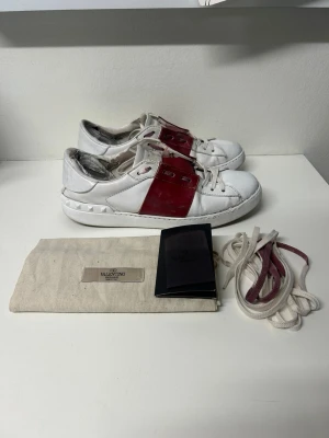 Valentino open  - Tjena! Säljer nu mina valentino opens. Skick utifrån bilder, som ni ser är de rätt så slitna inuti skon vid hälen, och ena sulan är limmad för den satt lite löst. Hör av dig vid frågor! Dustbag, snören och kort ingår!