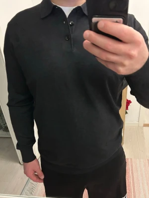 Pikétröja - Snygg svart långärmad pikétröja