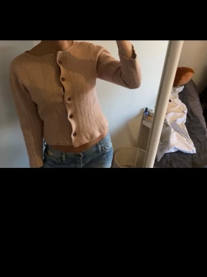 Ljusrosa stickad kofta med knappar - Söt ljusrosa stickad kofta. Passar xs/s🩷