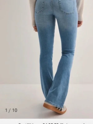 Ljusblå bootcut jeans från NA-KD - Säljer mina only jeans aldrig använda bara provade en gång och de satt it bra på mig😊💓