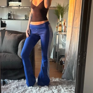 adidas bootcut tights - jag är 177 och dessa är perfekta i längden. väldigt bra skick !! ok att köpa direkt 💙