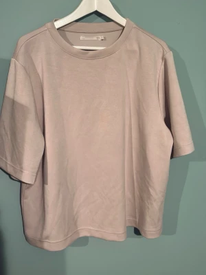 Beige oversized t-shirt från Lager 157 - Lite tjockare beige t-shirt från lager 157 med oversized passform och korta ärmar. Jätteskön i matrialet! 