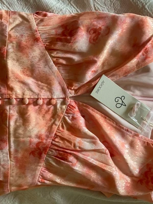 Adoore klänning peach - Jättesnygg strlk 38🥰 helt ny med prislapp aldrig använt, får i samma packförpackning också där det står adoore