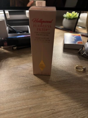 Charlotte Tilbury Hollywood Flawless Filter - Hollywood Flawless Filter från Charlotte Tilbury i nyansen 2 Fair/Pale. Foundationen kommer i en elegant glasflaska med guldlock och har en ljus, neutral ton. Ger en glowig finish och kan användas både som bas eller highlighter. 