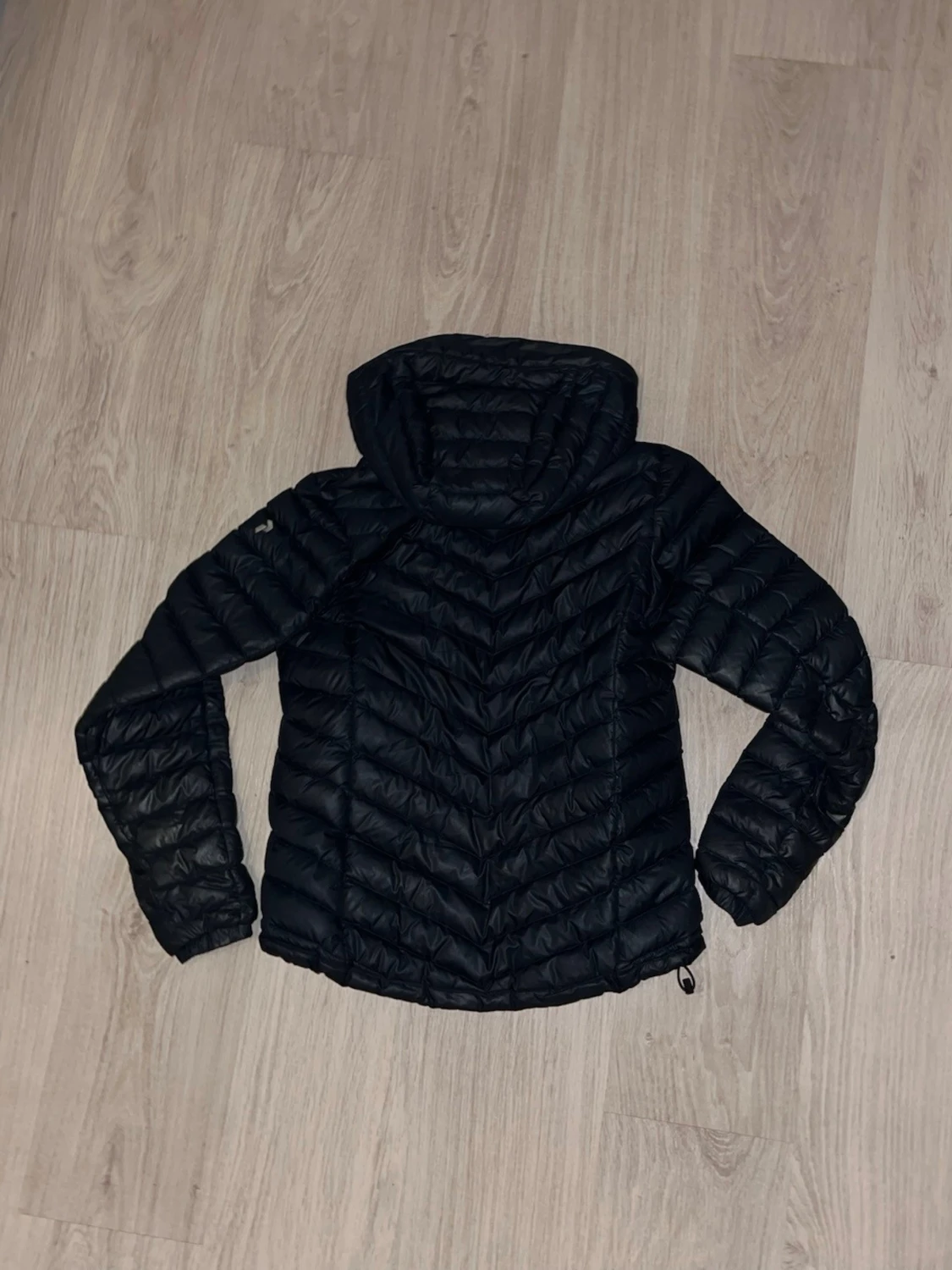 Svart dunjacka från Peak Performance - 2