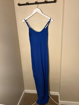 Lång tajt klänning  - Supersnygg lång tajt klänning. Går hela vägen ner på mig som är 170cm