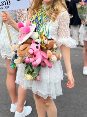 Studentklänning  - Så fin och bekväm studentklänning som jag stortrivdes i på min studentdag! Endast använd en gång och inga fläckar, slitage eller andra tecken på användning! Köpt för 699 kr på Bubbleroom. Storlek 34. Hör jättegärna av dig om du har frågor eller vill ha fler bilder!