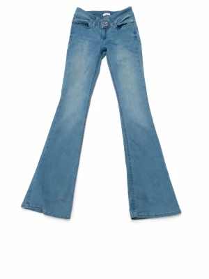 Blå bootcut jeans med broderi - Snygga ljusblå bootcut jeans med utsvängda ben och broderade detaljer på bakfickorna. Klassisk femficksmodell med låg midja och dragkedja. Perfekta för dig som gillar retrostil och vill sticka ut lite extra.