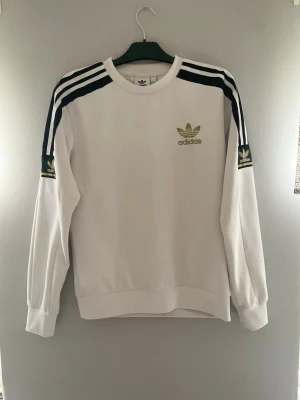 Adidas tröja - Vit adidas tröja i storlek S. Tröjan är lite smutsig vid ärmarna (se bild 2). Säljer pga att den är för liten. 