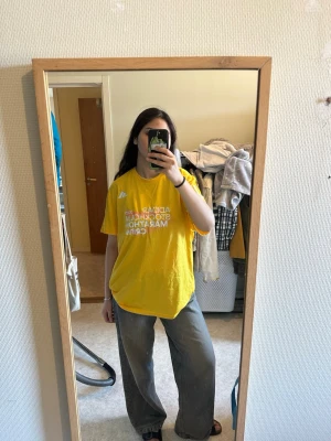 Gul Adidas Stockholm Marathon t-shirt - Gul t-shirt från Adidas med tryck för Stockholm Marathon på bröstet. Klassisk passform med korta ärmar och rund hals. Tillverkad i mjukt bomullsmaterial, perfekt för en sportig och avslappnad stil.