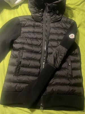 Moncler cardigan med NFC  - Pris kan diskuteras!!!Helt ny moncler cardigan, Taggarna finns med! nfc funkar och aldrig använd ✅✅✅