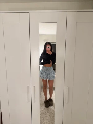 Blåvit volangkjol med mönster - Supersöt kort kjol med inbyggda shorts. Använd fåtal gånger❣️Storlek XXS/XS