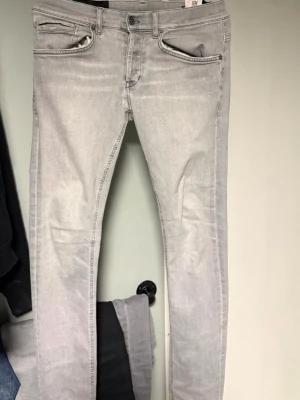 Dondup George skint fit  - Ett par dondups George skinny fit med bra passform och rikgit sköna