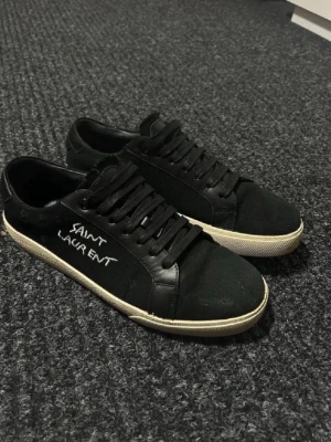 Svarta Saint Laurent sneakers - Svarta sneakers från Saint Laurent med vit 