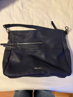 Väska ifrån tamaris - Jag tror att jag köpte den för 800 eller något men den har en liten defekt på en av dragkedjorna som man ser på en av bilderna och den har några små fläckar inuti skriv gärna om du undra något 🫶💕