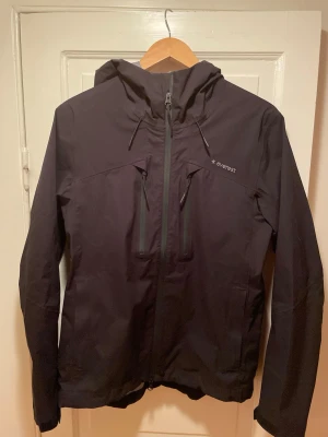 Svart vindjacka från Everest - Snygg svart vindjacka från Everest. Hör av vid frågor eller funderingar!