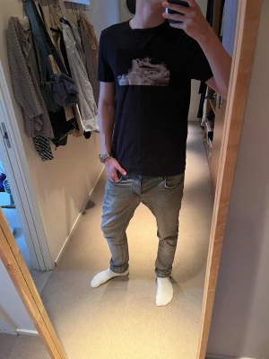 Limitato T-shirt  - Tjena, säljer dennna riktigt feta t-shirten från Limitato. Skicket är bra, skulle säga 8/10. Stoleken är M, killen på bilden är 182 cm. Släng iväg ett dm för frågor! 🙌🍾