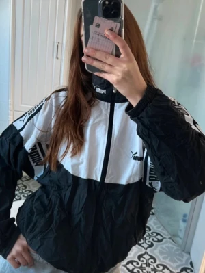 Vintage Puma jacka - Vintage Puma jacka i bra skick och baggy passform