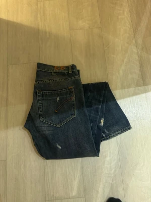 Dondup  - Riktigt snygga dondups fast i 7/10 skick finns inga lappar inne i jeansen men finns bara dondup lappen därav priset annars riktigt schyssta jeans vet inte riktigt storlek men skulle gissa på W31-32