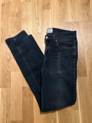 Acne Studio Jeans - Stilrena jeans från Acne Studios för män.  Toppskick, knappt använda. Klassiska jeans som funkar till allt, både casual och uppklätt.  Storlek W32/L32. Nypris i butik ligger på 1999 kronor. PRIS KAN DISKUTERAS!