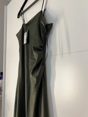 Mörkgrön satin klänning - Only - Helt ny 