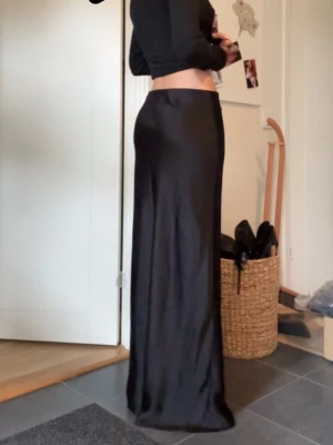 Svart långkjol i satin - Snygg svart långkjol i satinmaterial. 
