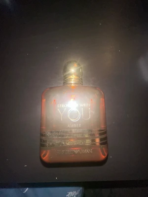 Armani stronger with you amber - Runt 80 ml kvar Stronger with you amber version alltså mer maskulin fin flaska å allt 