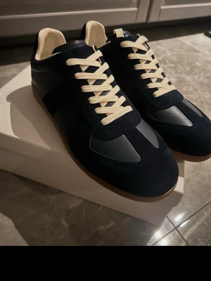 Masion margiela Mörkblå  - Skorna e nya jag köpte dom från Plick själv men dom var för små så nu säljer jag dom tlll bra pris 😍