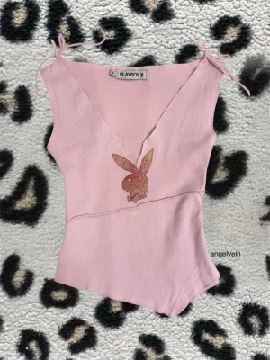 vintage y2k playboy topp - så fin och unik y2k playboy linne i perfekt skick normal i storlek ✨ följ min profil för mer skickas samma dag som köpet men inte med bring