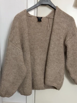 Lindex kofta - Populär stickad beige kofta ifrån Lindex i strl XS/S. Perfekt till vardags, knappt använd 