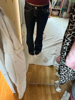 Mörkblåa jeans från Gina - Säljer dessa för som är använda 1-2 gånger men inget som syns, Priset kan diskuteras!